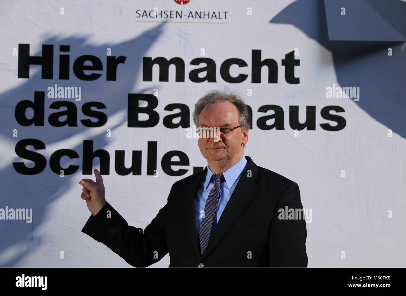 Magdeburg, Germania - Febbraio 27,2018: Reiner Haseloff, primo ministro del Land Sassonia-Anhalt, svela un segno per attirare l attenzione del Bauhaus anniversario in 2019.16 tali segni sarà eretta lungo le autostrade tedesche. Il prossimo anno la famosa scuola Bauhaus di architettura e arte saranno un centinaio di anni. L'est dello stato tedesco Sassonia-Anhalt celebrerà l anniversario a Dessau, dove l'edificio Bauhaus si trova. Famosi rappresentanti del Bauhaus erano Walter Gropius, Lyonel Feininger, Johannes Itten, Josef Albers, Paul Klee, Wassily Kandinsky e Oskar Schlemmer. Foto Stock