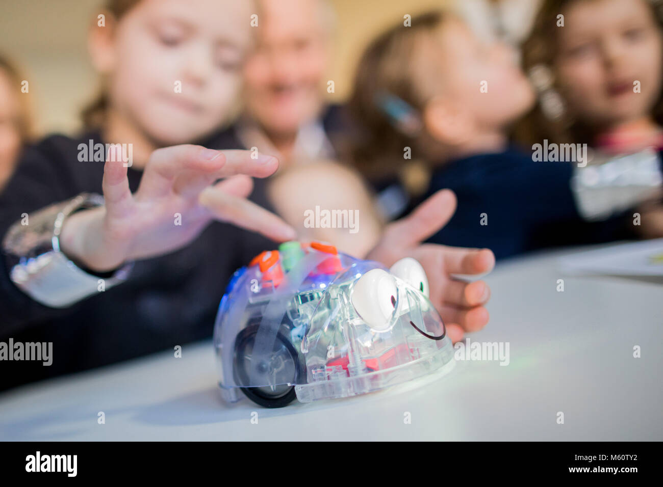 27 febbraio 2018, Germania, Duesseldorf: Bambini all'asilo nido "eepferdchen' (lit. cavallucci marini) imparare la codifica in un modo divertente. I bambini si spostano un bug digitale con i comandi di programmazione. Foto: Rolf Vennenbernd/dpa Foto Stock