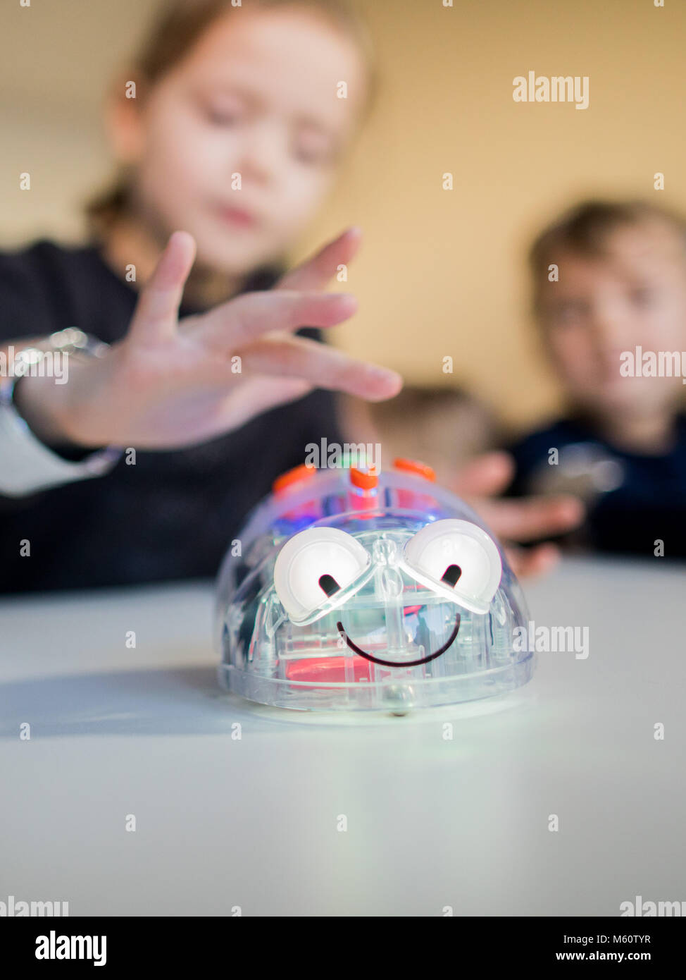 27 febbraio 2018, Germania, Duesseldorf: Bambini all'asilo nido "eepferdchen' (lit. cavallucci marini) imparare la codifica in un modo divertente. I bambini si spostano un bug digitale con i comandi di programmazione. Foto: Rolf Vennenbernd/dpa Foto Stock
