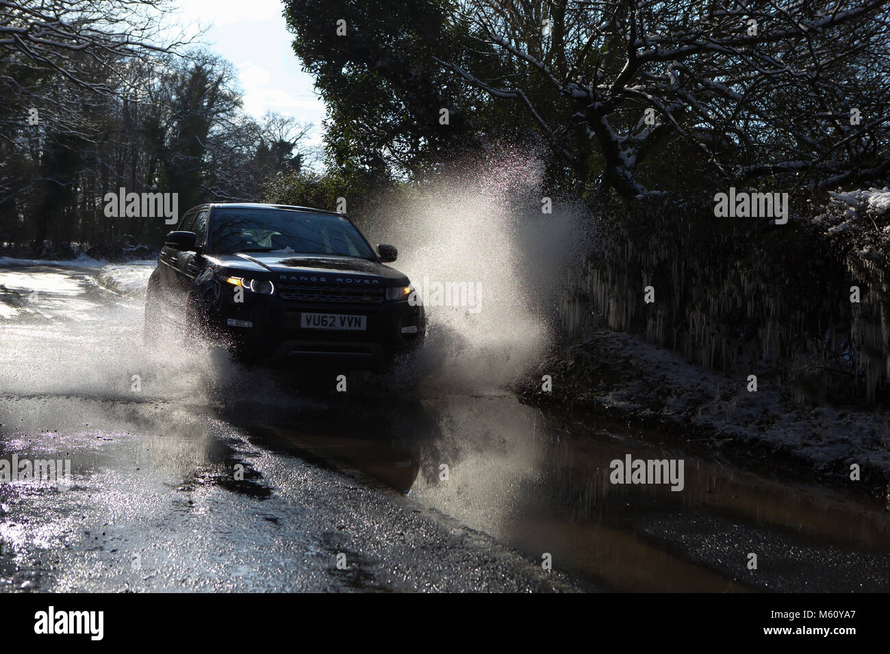 Edenbridge,UK,27 Febbraio 2018,una gamma fiume evocano velocità attraverso un gelido pozza in Shipbourne come siberiano pesante la neve cade nel Kent©Keith Larby/Alamy Live News Foto Stock