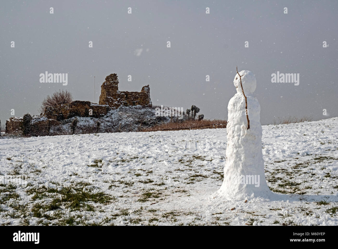 Hastings, Winter, East Sussex, UK, 27 Feb 2018. Un pupazzo di neve si erge sulla guardia del Castello di Hastings, nel paesaggio innevato del Ladies Parlor. Foto Stock