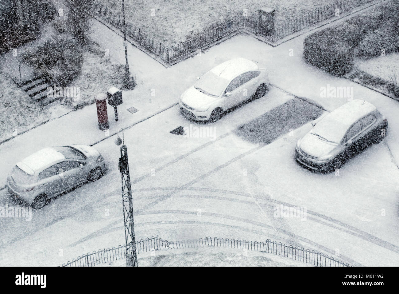 Glasgow, Scotland, Regno Unito 27 Febbraio.UK Meteo: La bestia da est meteo infine raggiunge la città come la blizzard la neve cade e un flash whiteout, visibilità diminuisce . Credito: gerard ferry/Alamy Live News Foto Stock