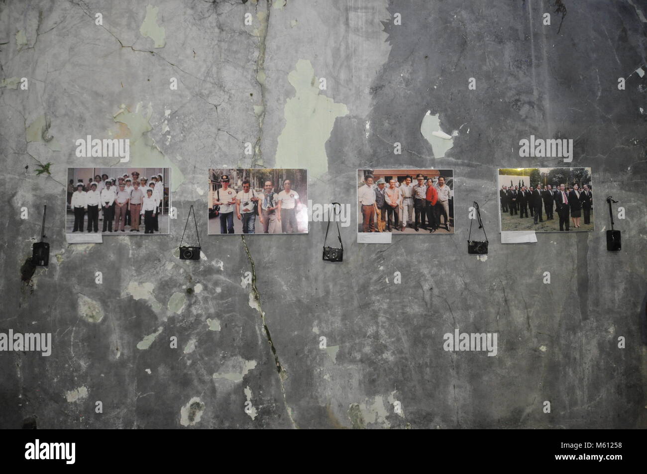 una mostra fotografica flashback che si tiene nelle rovine dell'edificio Foto Stock