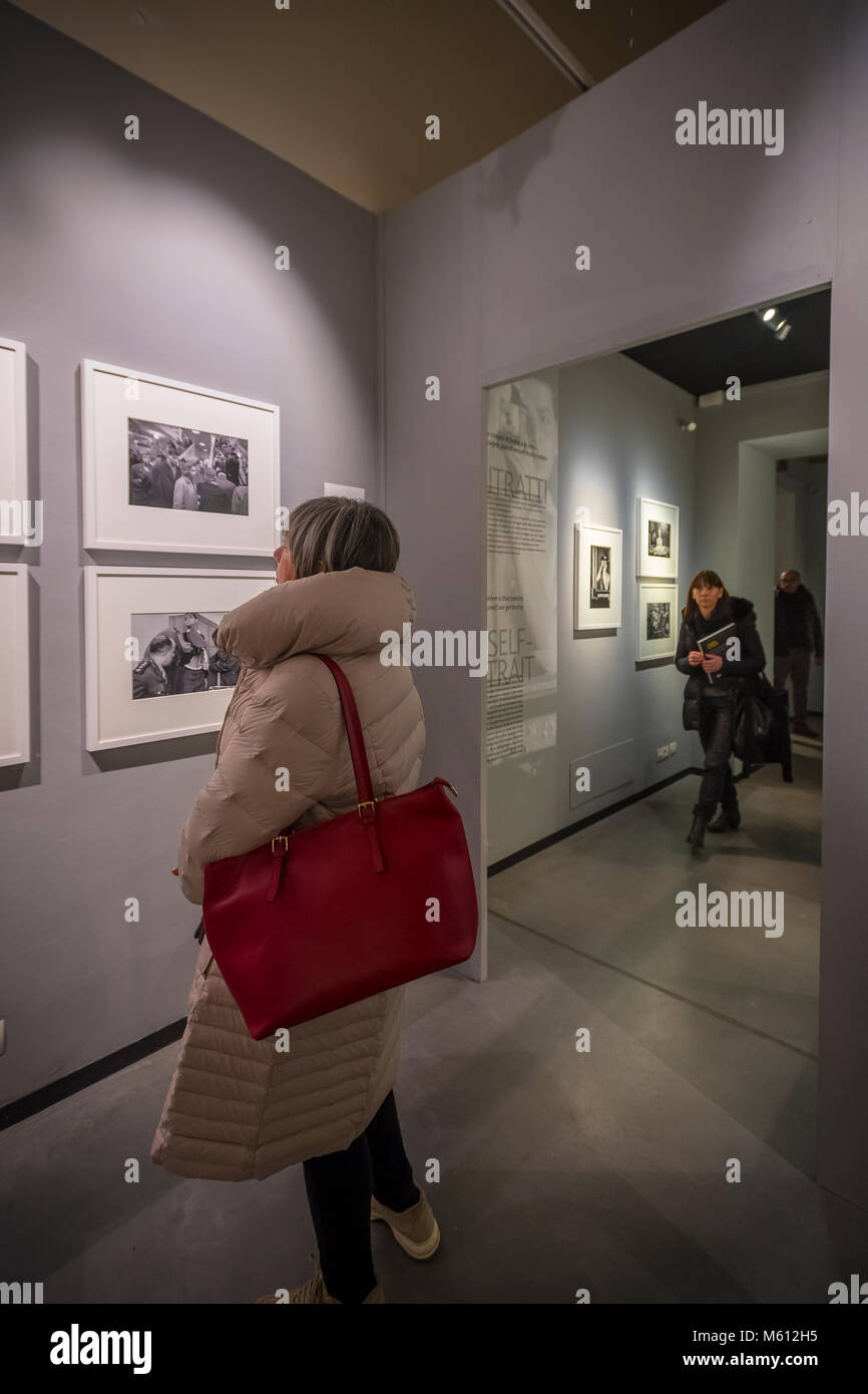 Italia Torino Palazzo Chiablese 27 Febbraio 2018 - inaugurazione della mostra con 250 immagini creato da Frank Horvat, insieme con una trentina di altre immagini prese dalla sua collezione privata. La mostra dal 28 febbraio al 20 maggio nel Chiablese Halls - illustra il cammino compiuto dal grande fotografo attraverso l evoluzione del linguaggio fotografico e delle sue tecniche. Foto Stock Italia Torino Palazzo Chiablese 27 Febbraio 2018 - inaugurazione della mostra con 250 immagini creato da Frank Horvat, insieme con una trentina di altre immagini prese dalla sua collezione privata. La mostra dal 28 febbraio al 20 maggio nel Chiablese Halls - illustra il cammino compiuto dal grande fotografo attraverso l evoluzione del linguaggio fotografico e delle sue tecniche. Foto Stock