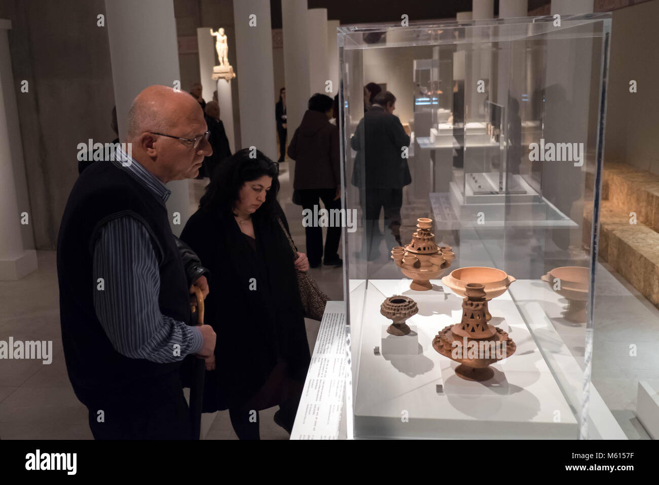 Atene, Grecia. Il 25 febbraio, 2018. Visitatori visualizza gli oggetti esposti durante la mostra temporanea 'Eleusis, i grandi misteri" presso il Museo dell'Acropoli di Atene, Grecia, nel febbraio 25, 2018. Una nuova mostra temporanea dedicata alla Elefsinian misteri aperto presso il museo di Acropoli nella capitale Greca il lunedì, tenendo i visitatori in un viaggio di ritorno da uno dei più importanti siti religiosi della Grecia antica che è rimasto un segreto attraverso i secoli. Credito: Lefteris Partsalis/Xinhua/Alamy Live News Foto Stock