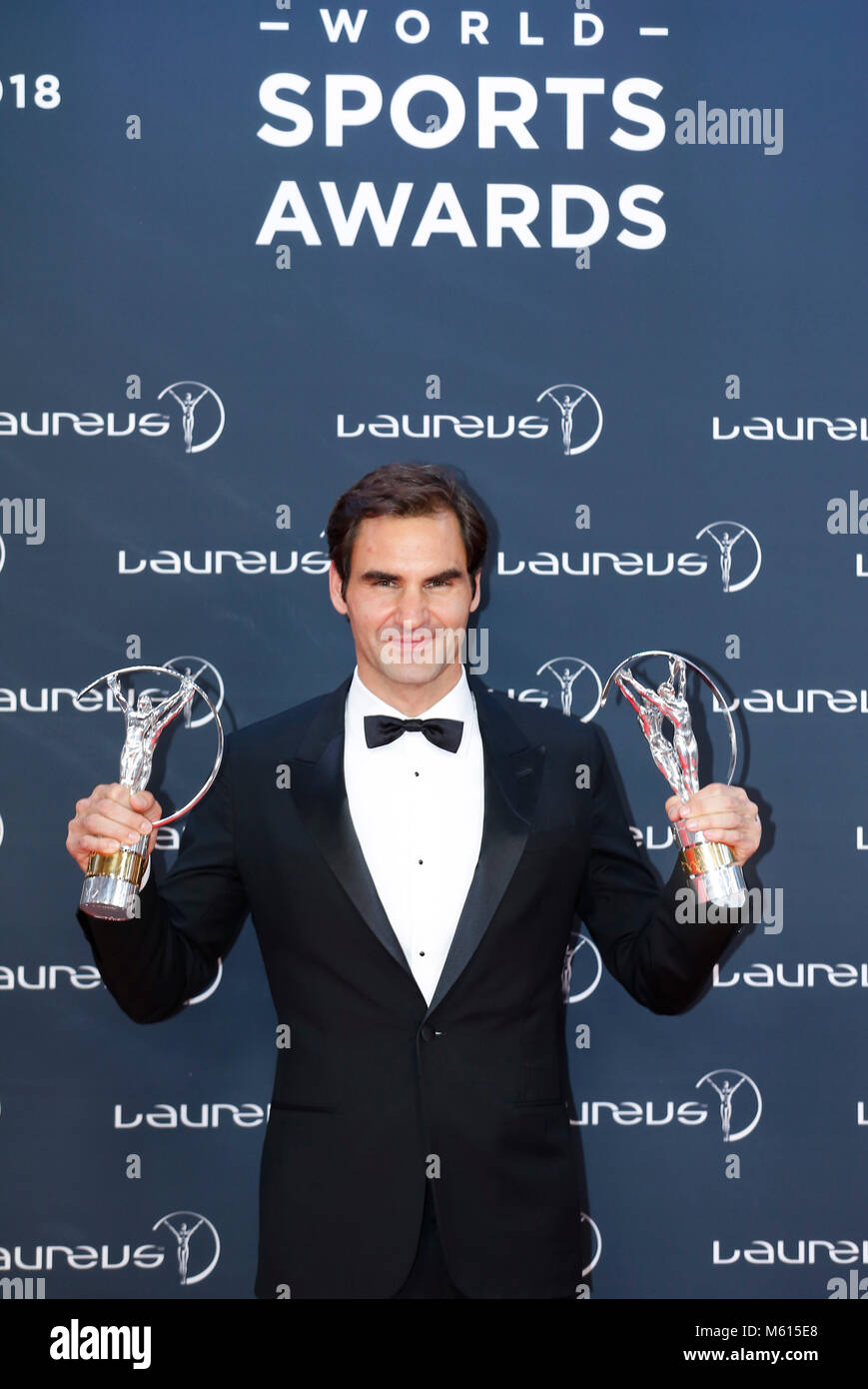 Il Principato di Monaco. Il 27 febbraio, 2018. Swiss giocatore di tennis Roger Federer pone con il 'Sportsman Award' e 'rimonta Awards' al 2018 Laureus World Sports Awards a Monaco il 27 febbraio 2018. Credito: Voi Pingfan/Xinhua/Alamy Live News Foto Stock