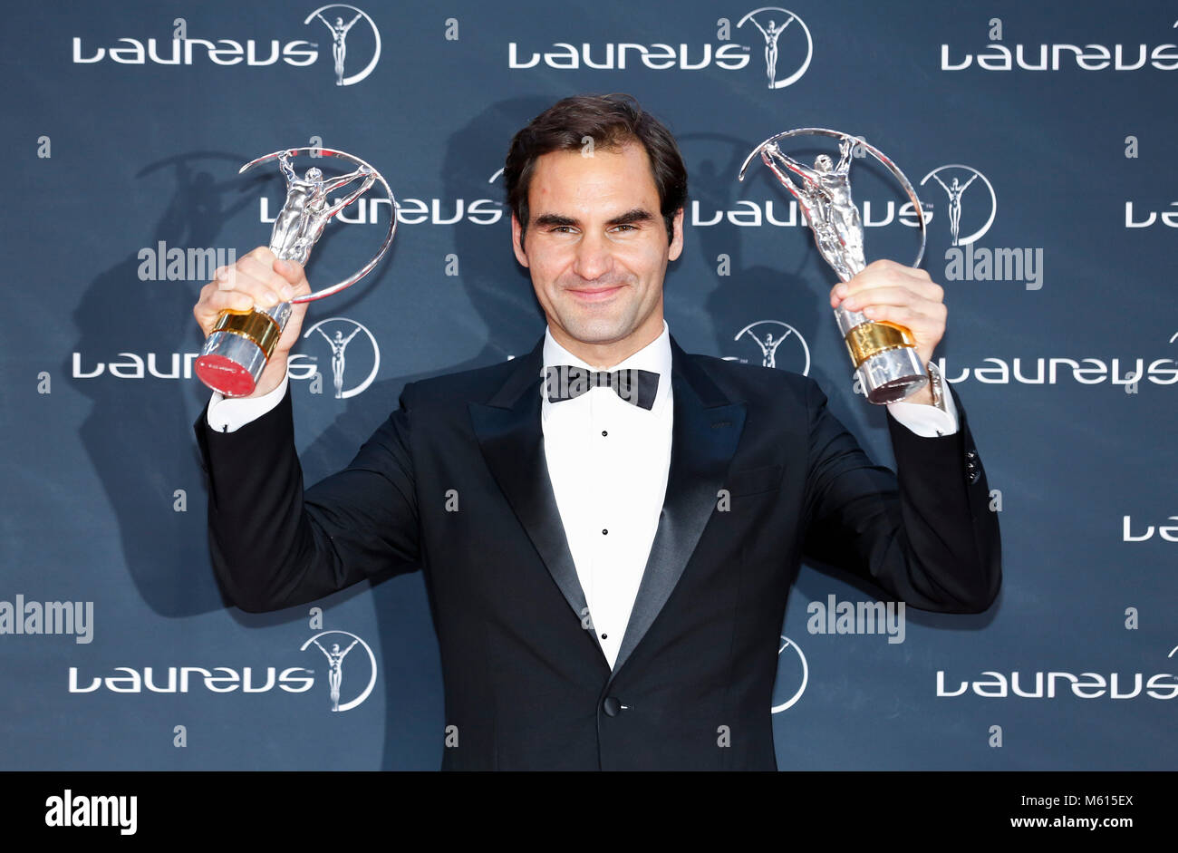 Il Principato di Monaco. Il 27 febbraio, 2018. Swiss giocatore di tennis Roger Federer pone con il 'Sportsman Award' e 'rimonta Awards' al 2018 Laureus World Sports Awards a Monaco il 27 febbraio 2018. Credito: Voi Pingfan/Xinhua/Alamy Live News Foto Stock