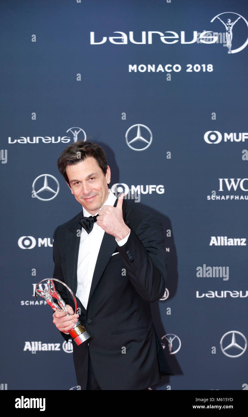 Il Principato di Monaco. Il 27 febbraio, 2018. La Mercedes-AMG Petronas Motorsport Direttore Esecutivo Torger Christian "Toto' Wolff pone con il 'Team del premio di anno" al 2018 Laureus World Sports Awards a Monaco il 27 febbraio 2018. Credito: Voi Pingfan/Xinhua/Alamy Live News Foto Stock