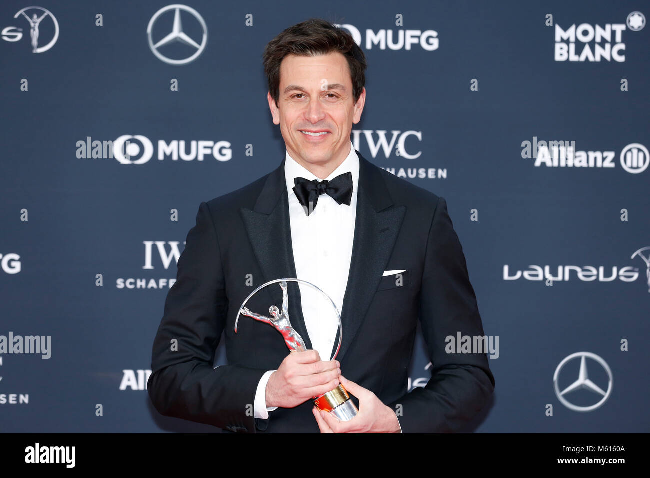 Il Principato di Monaco. Il 27 febbraio, 2018. La Mercedes-AMG Petronas Motorsport Direttore Esecutivo Torger Christian "Toto' Wolff pone con il 'Team del premio di anno" al 2018 Laureus World Sports Awards a Monaco il 27 febbraio 2018. Credito: Voi Pingfan/Xinhua/Alamy Live News Foto Stock