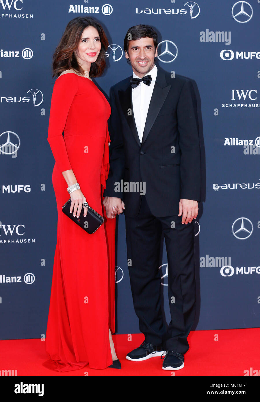 Il Principato di Monaco. Il 27 febbraio, 2018. Ex spagnola giocatore di calcio Raul Gonzalez Blanco (R) e sua moglie Mamen Sanz arrivano al 2018 Laureus World Sports Awards a Monaco il 27 febbraio 2018. Credito: Voi Pingfan/Xinhua/Alamy Live News Foto Stock