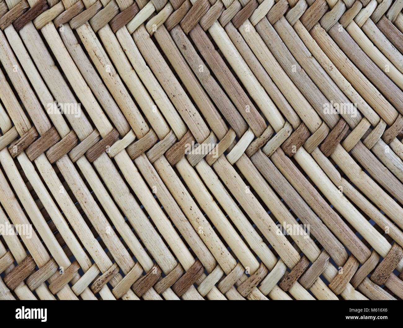 Primo piano della paglia in una ripetizione di modello diagonale Foto Stock