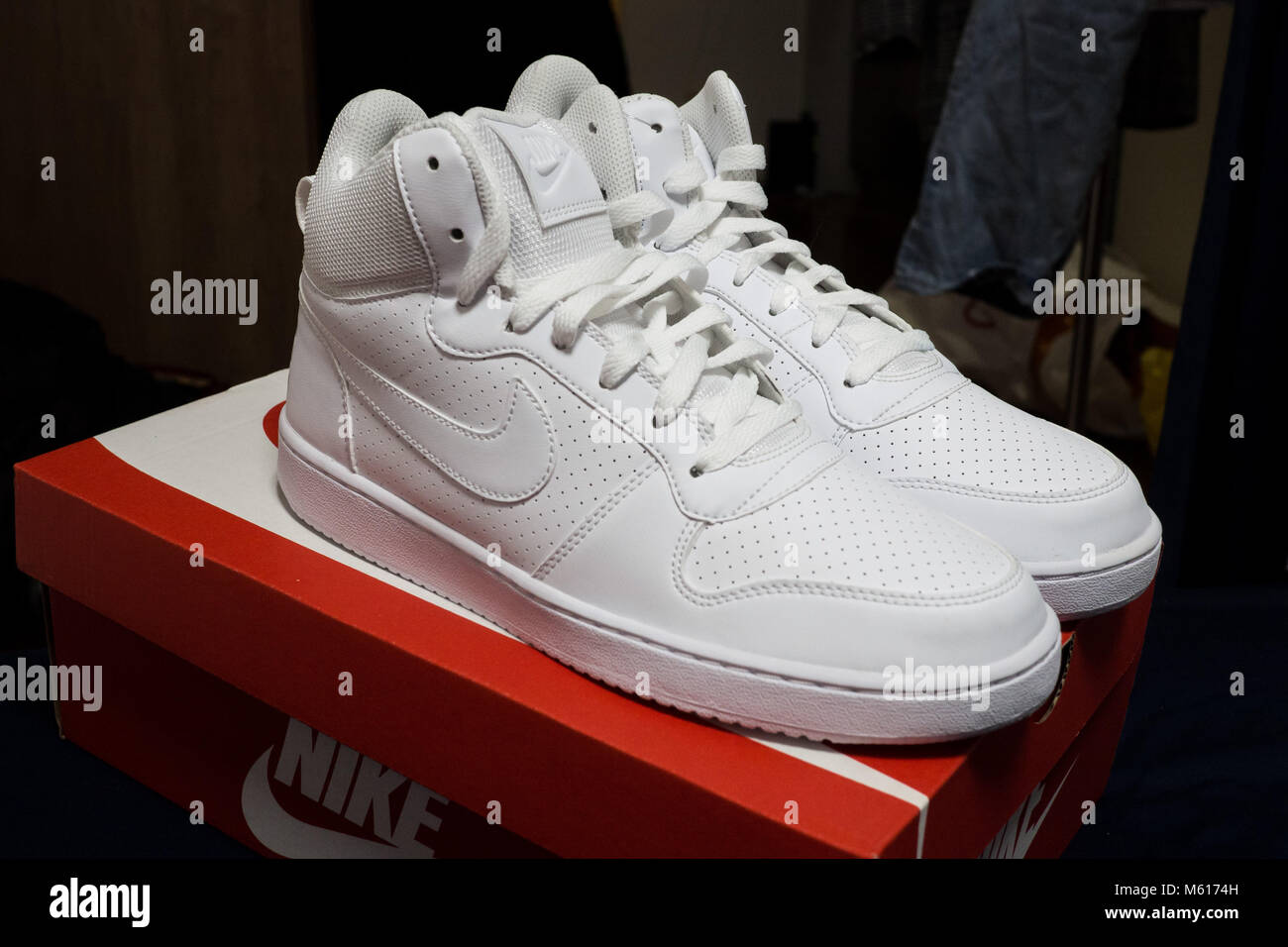 Nuovo di zecca scarpe Nike fresco della scatola. Red Nike Walkers, Bianco  Nike Hi Tops Foto stock - Alamy
