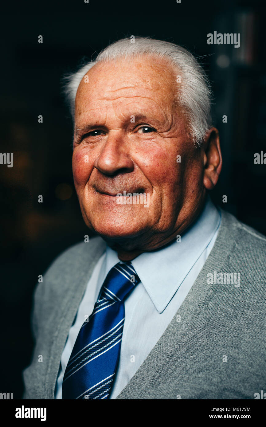 Felice senior uomo sorridente in telecamera Foto Stock