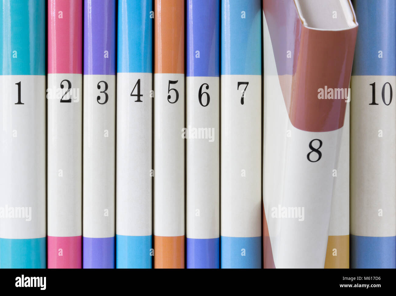 Una serie di libri di diversi colori e ordinati per numero Foto Stock