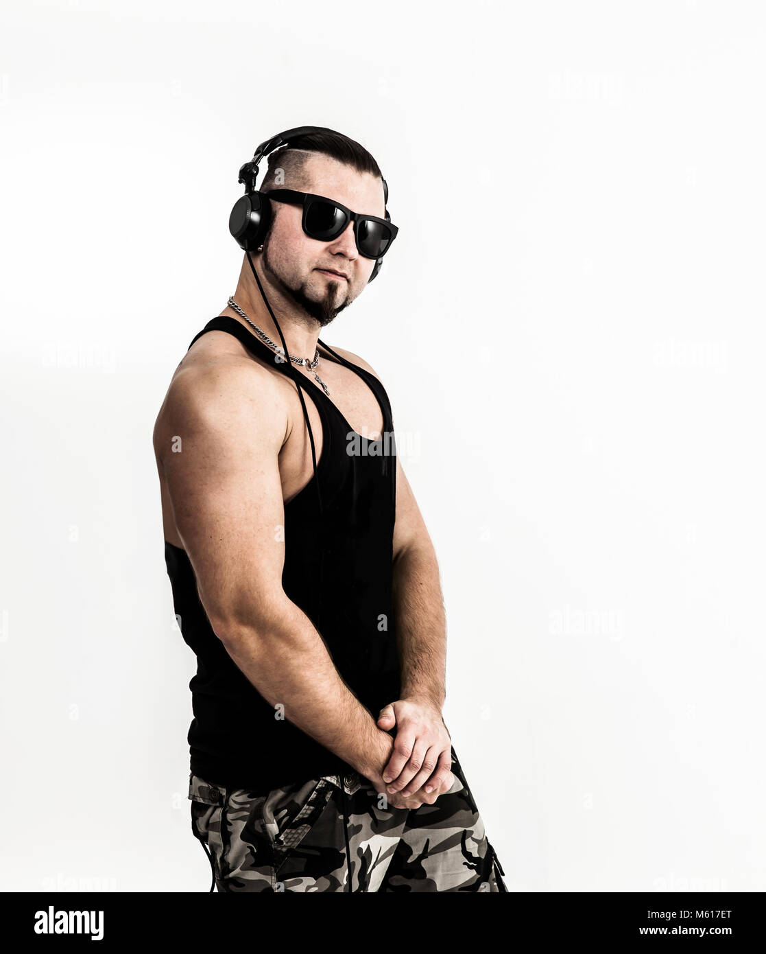 Emozionale e DJ carismatico rapper - con le cuffie su un bianco Foto Stock