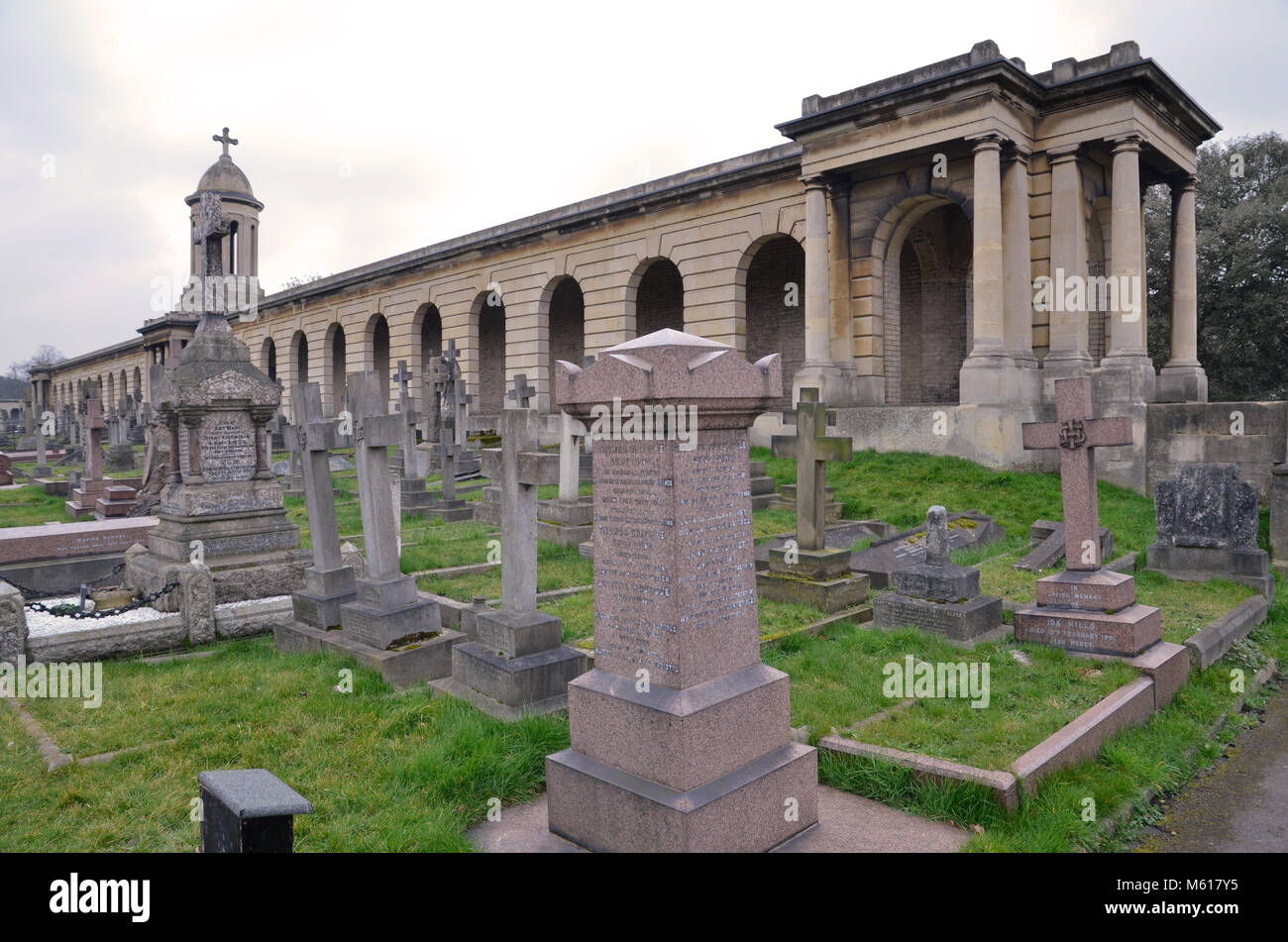 La centrale a Colonades Brompton nel cimitero di Chelsea, a ovest di Londra. Uno dei London 'Magnificent sette' cimiteri, è stato progettato da Benjamin Baud Foto Stock