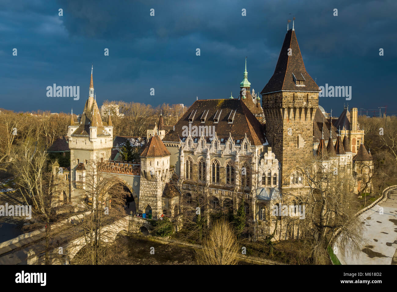 Budapest, Ungheria - vista aerea del bellissimo Castello di Vajdahunyad nel parco della città al tramonto con nuvole scure dietro al tempo di inverno Foto Stock