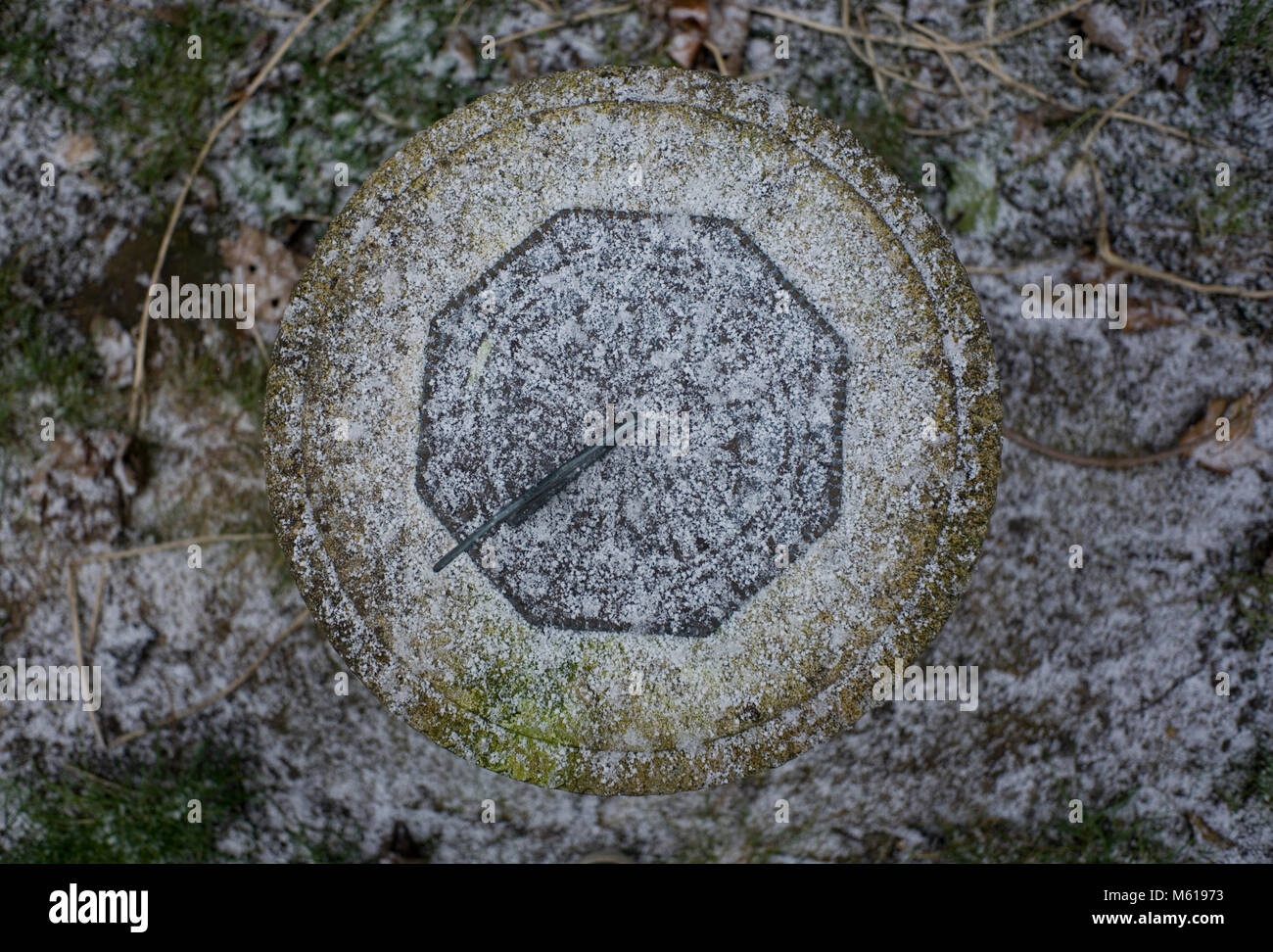 Un orologio solare è coperto in una spolverata di neve, in un giardino nella zona sud-ovest di Londra, Gran Bretagna Febbraio 27, 2018. Foto Stock