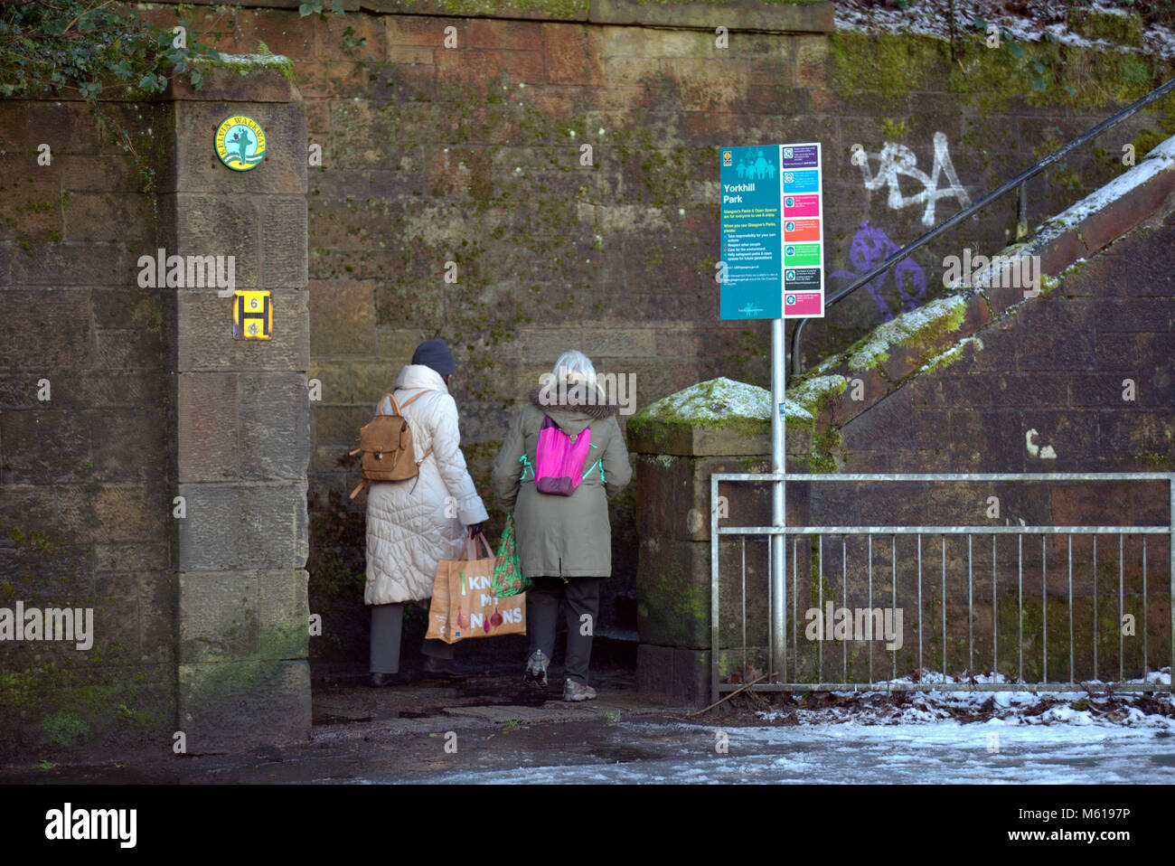 La gente del posto entrando in entrata sulla strada vicino al vecchio ospedale di Yorkhill Park, Ferry Road, Glasgow, Regno Unito Foto Stock