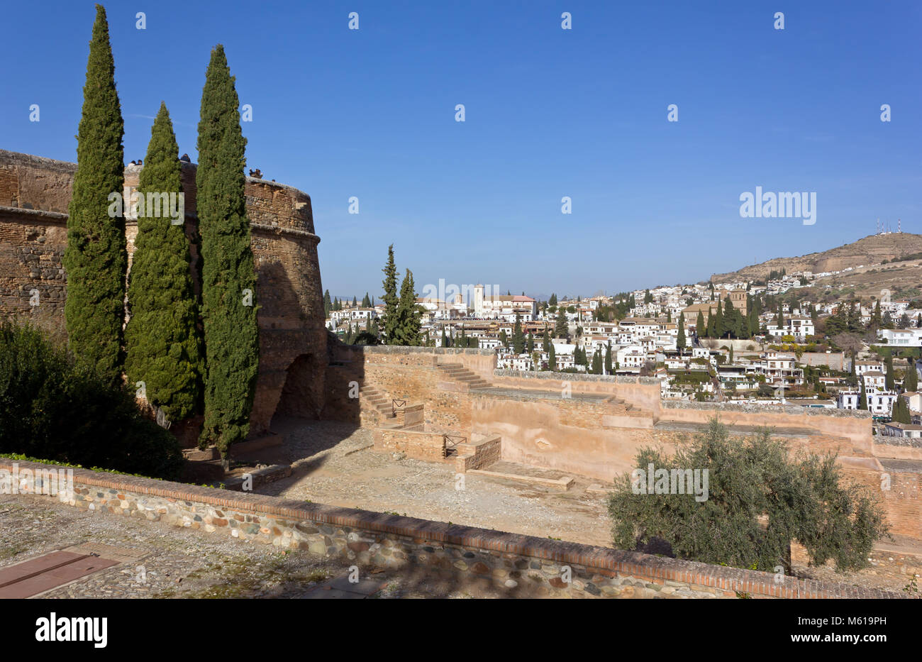 Alhambra fortezza con storico quartiere Albaicin in background in Granada, Spagna Foto Stock