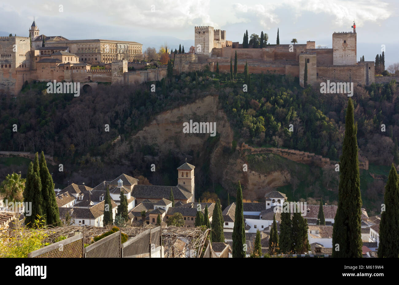 Alhambra complesso sopra storico quartiere Albaicin a Granada, Spagna Foto Stock