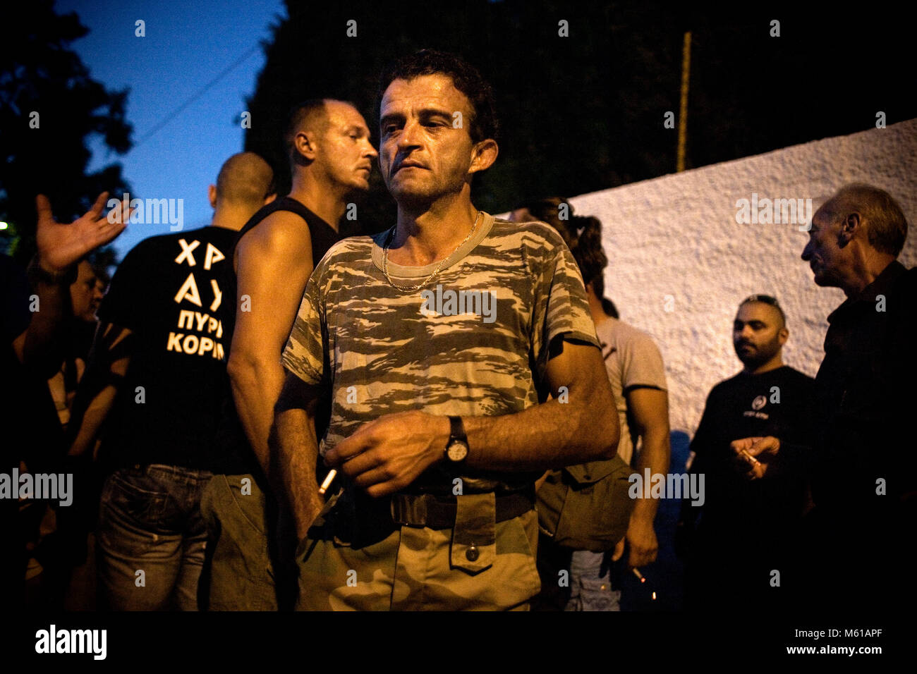 Grecia : Golden Dawn - 24/08/2012 - Grecia / Corinto - una folla di circa duecento persone ostacolato un trasporto di clandestini nell'accampamento militare di Corinthos il 23 agosto 2012. Gli immigrati sono stati arrestati e sono state adottate per un esercito in disuso base. Il blocco è stato portato dalla Golden Dawn. - Stefania Mizara / Le Pictorium Foto Stock