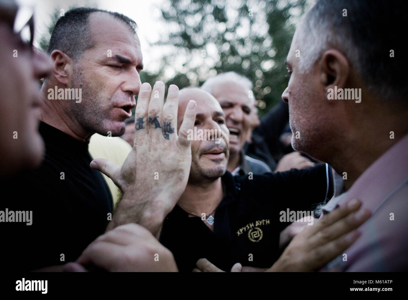 Grecia : Golden Dawn - 24/08/2012 - Grecia / Corinto - Membri della Golden Dawn cerca di calmare un cittadino arrabbiato durante la manifestazione contro i governi la decisione di installare degli immigrati illegali in un accampamento militare a Corinto, una città 80klm da Atene il 23 agosto 2012. - Stefania Mizara / Le Pictorium Foto Stock