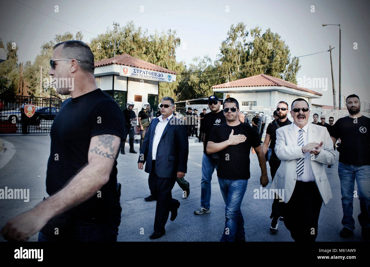 Grecia : Golden Dawn - 24/08/2012 - Grecia / Corinto - Stathis Boukouras, Golden Dawn è il vice di Corinthe (in centro con il black t-shirt) dimostra contro la decisione del governo di trasferire gli immigrati in un accampamento militare nella periferia della città di Corinto, il 24 agosto 2012 - Stefania Mizara / Le Pictorium Foto Stock