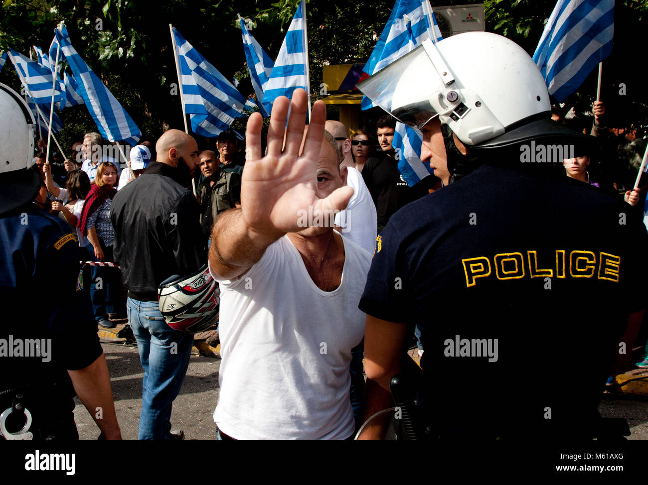 Atene : pro-Golden Dawn dimostranti - 02/10/2013 - Grecia / Atene - Golden Dawn sostenitori si raccolgono al di fuori di un tribunale di Atene il 2 ottobre 2013. Quattro MP dalla Grecia di estrema destra partito Alba d'oro sono state accusate di mercoledì per appartenenti ad un organizzazione criminale, una fonte giudiziaria detto. MP Yiannis Lagos è stato posto in detenzione preventiva ma i restanti tre - portavoce del partito Ilias Kasidiaris, Nikos Michos e Ilias Panagiotaros sono state rilasciate condizionatamente. - Stefania Mizara / Le Pictorium Foto Stock