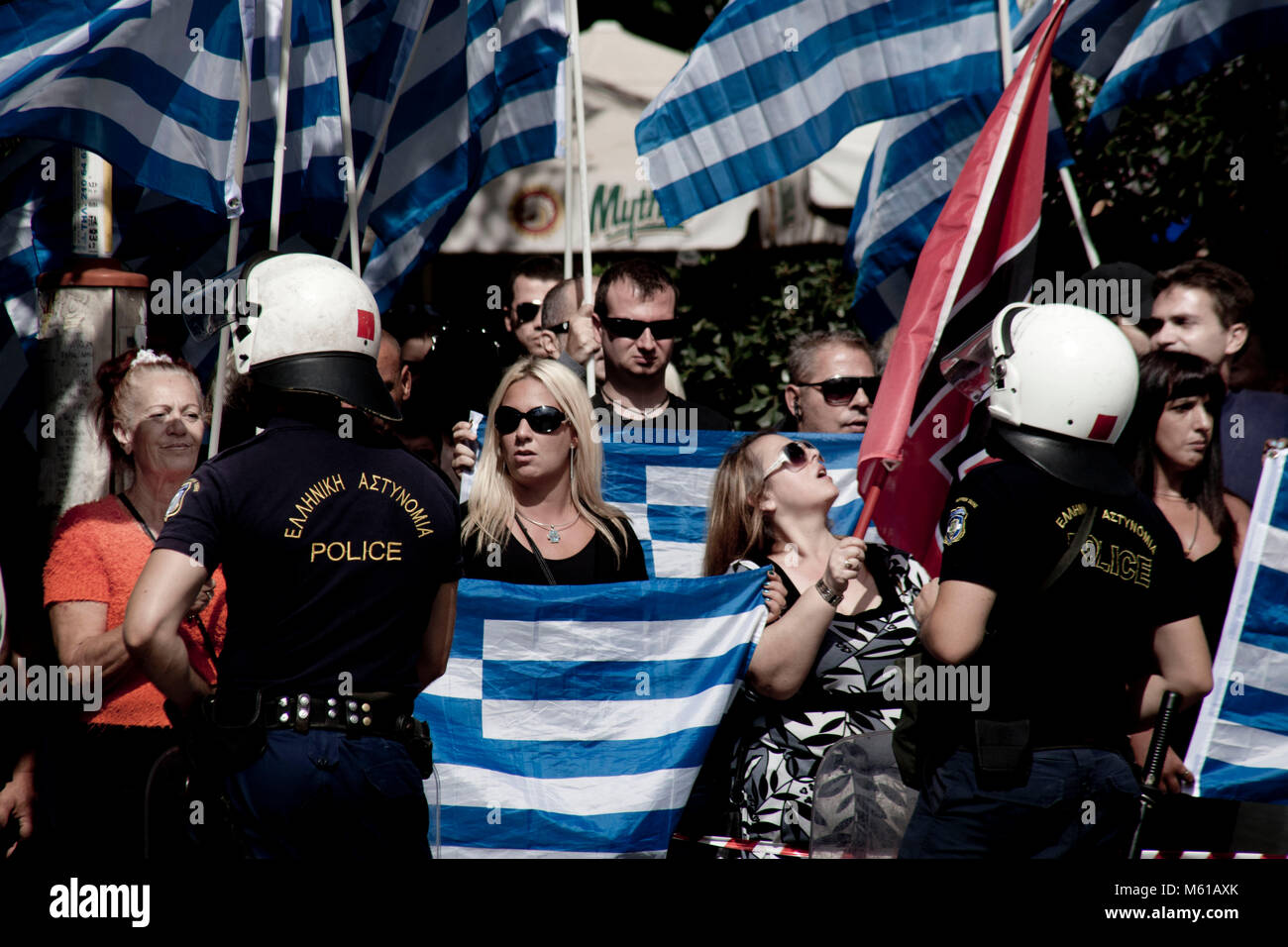 Atene : pro-Golden Dawn dimostranti - 02/10/2013 - Grecia / Atene - un sostenitore del Golden Dawn onde il partito della bandiera durante una manifestazione di protesta al di fuori di una corte ad Atene il 2 ottobre 2013 come quattro MP dalla Grecia di estrema destra partito Alba d'oro sono stati incriminati per appartenenti ad un organizzazione criminale, una fonte giudiziaria detto. MP Yiannis Lagos è stato posto in detenzione preventiva ma i restanti tre - portavoce del partito Ilias Kasidiaris, Nikos Michos e Ilias Panagiotaros sono state rilasciate condizionatamente. - Stefania Mizara / Le Pictorium Foto Stock