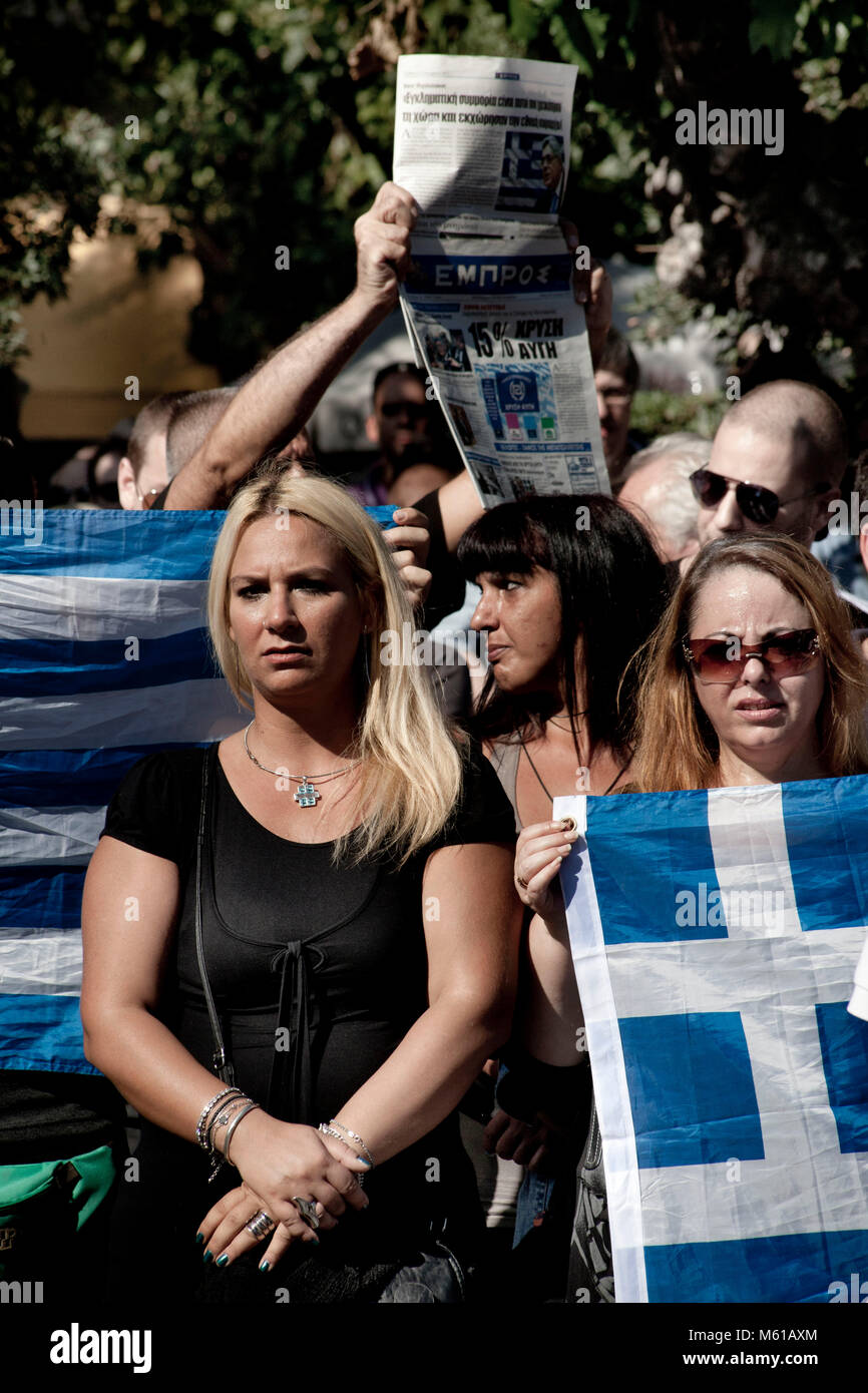 Atene : pro-Golden Dawn dimostranti - 01/10/2013 - Grecia / Atene - un sostenitore del Golden Dawn onde il partito del quotidiano durante una manifestazione di protesta al di fuori di una corte ad Atene il 2 ottobre 2013 come quattro MP dalla Grecia è di estrema destra partito sono stati incriminati per appartenenti ad un organizzazione criminale, una fonte giudiziaria detto. MP Yiannis Lagos è stato posto in detenzione preventiva ma i restanti tre - portavoce del partito Ilias Kasidiaris, Nikos Michos e Ilias Panagiotaros sono state rilasciate condizionatamente. - Stefania Mizara / Le Pictorium Foto Stock