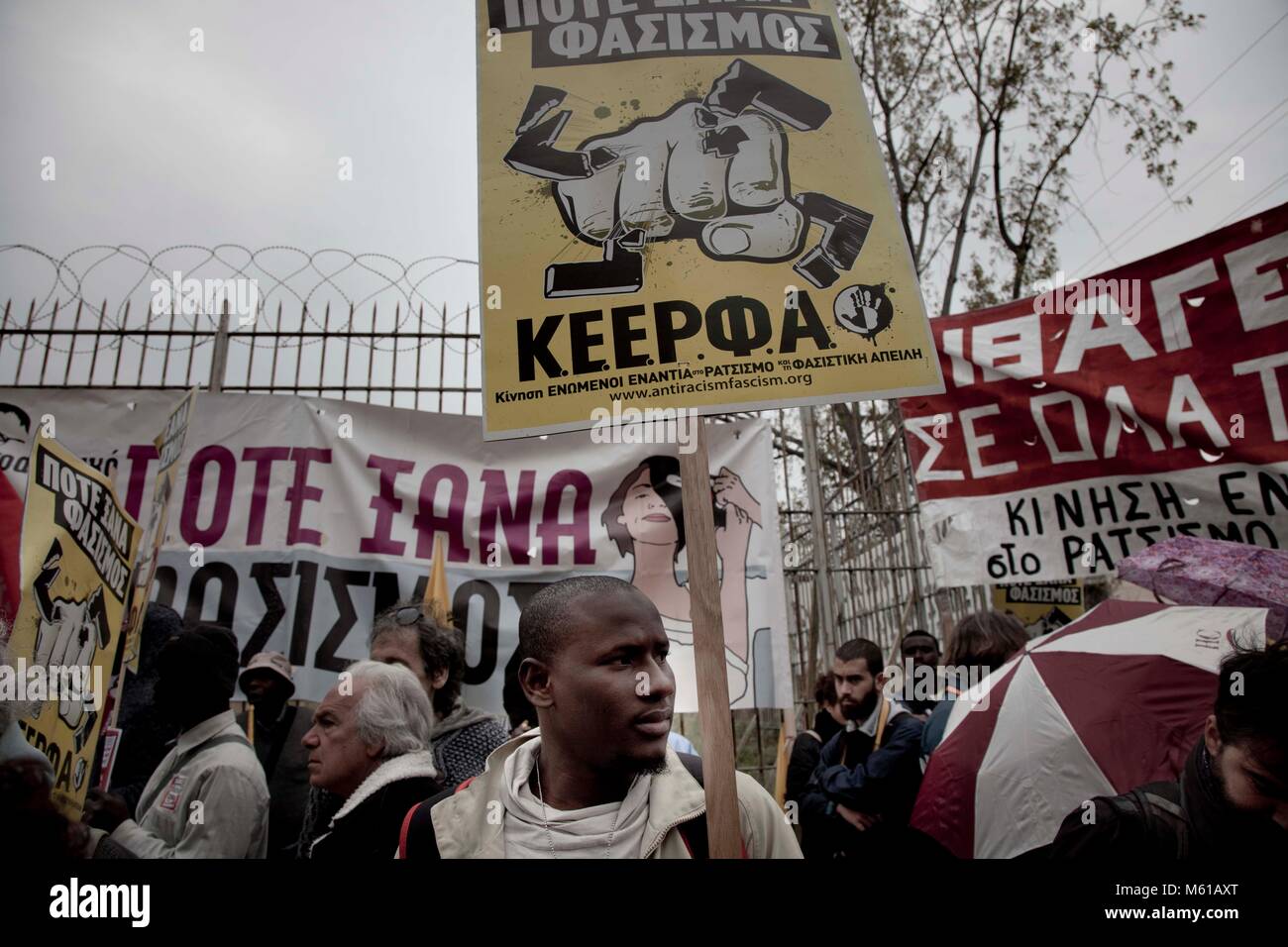 Grecia: dimostrazione contro Golden Dawn - 20/04/2015 - Grecia / Atene - anti-razzismo gruppi e sindacati unisciti a una protesta al di fuori del carcere di massima sicurezza di Korydallos, vicino ad Atene, il 20 aprile 2015, dove la versione di prova di 69 membri del Greco estrema destra Golden Dawn parte avviato. La prova dei membri della Golden Dawn, che vengono caricati con esecuzione di una organizzazione criminale è stata sospesa e riprenderà il 7 maggio. - Stefania Mizara / Le Pictorium Foto Stock