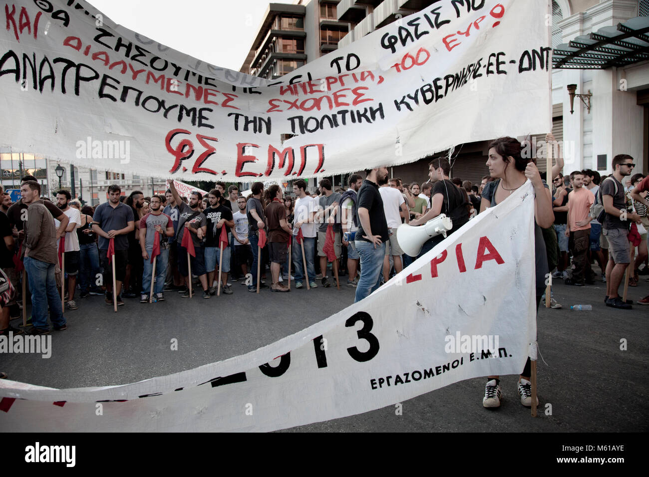 - 25/09/2013 - Grecia / Atene - Massa antifascista manifestazione si svolge ad Atene, il 25 settembre del 2013, una settimana dopo un fatal stabbing assertivamente commesse da un sostenitore della estrema destra Golden Dawn partito guidato a una repressione capillare contro l'estrema destra gruppo. - Stefania Mizara / Le Pictorium Foto Stock