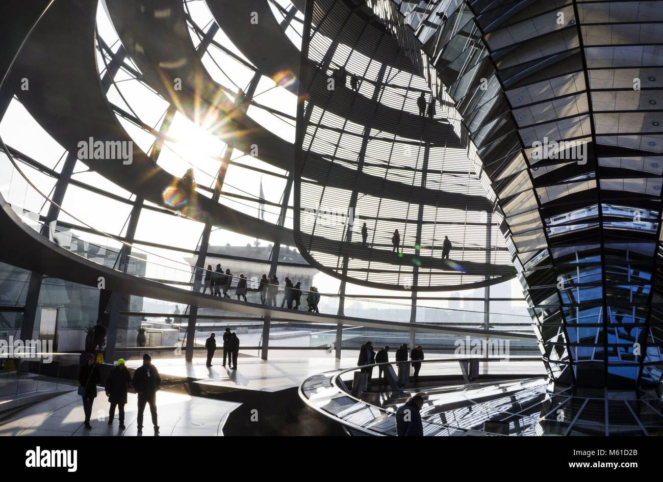 La gente visita il tetto a cupola in vetro del Reichstag, 09. Febbraio 2018. Attenzione: la tariffa minima di EURO 30.00 | Utilizzo di tutto il mondo Foto Stock