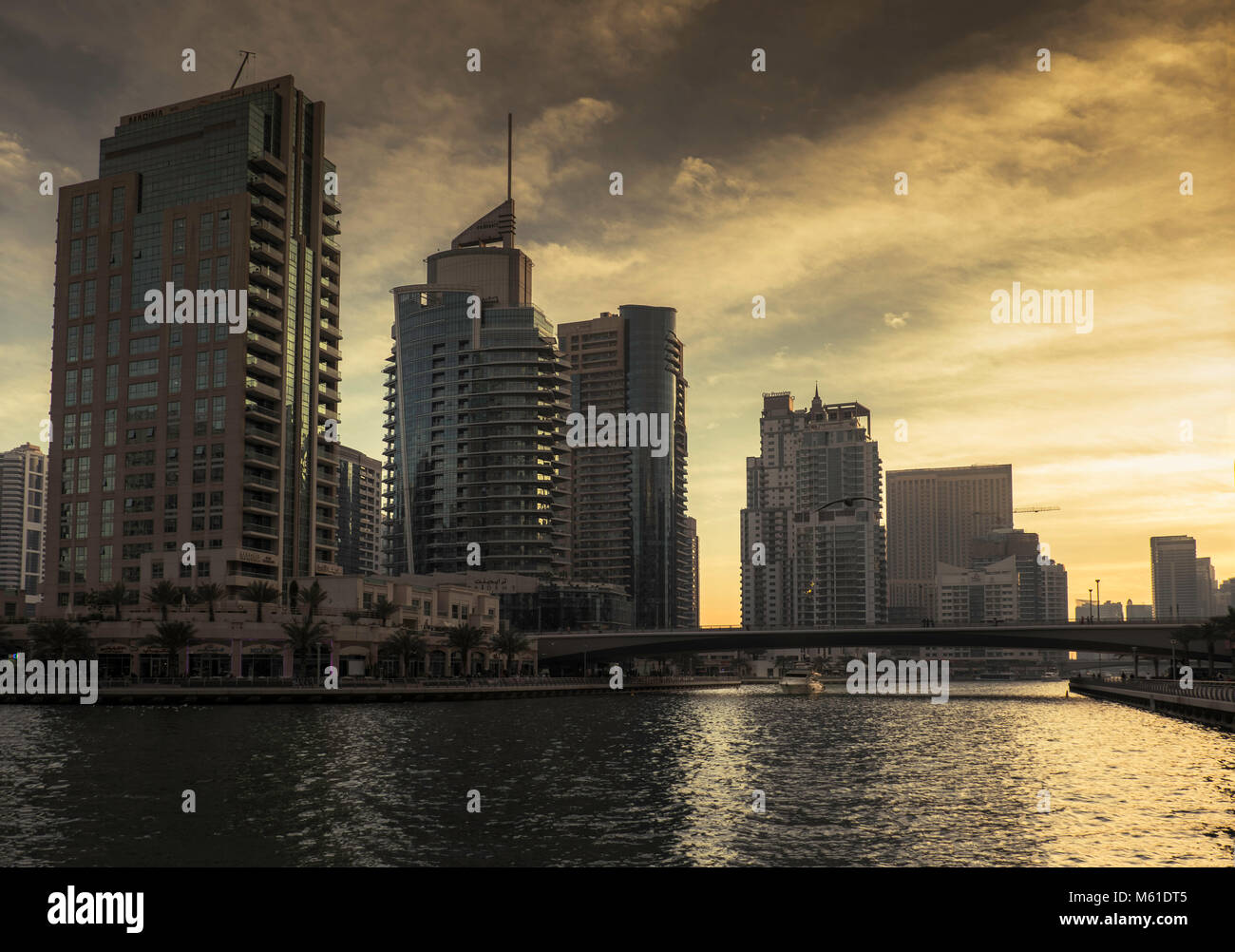 Skyline di Dubai al tramonto, Porticciolo turistico di Dubai Emirati Arabi Uniti. Foto Stock