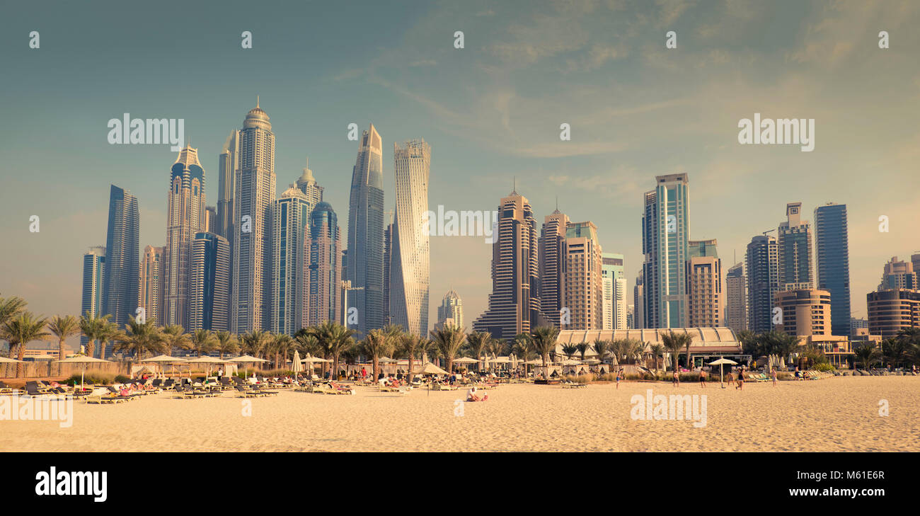Una vista panoramica dello skyline di Dubai da Marina Beach,Emirati Arabi Uniti, Medio Oriente. Foto Stock