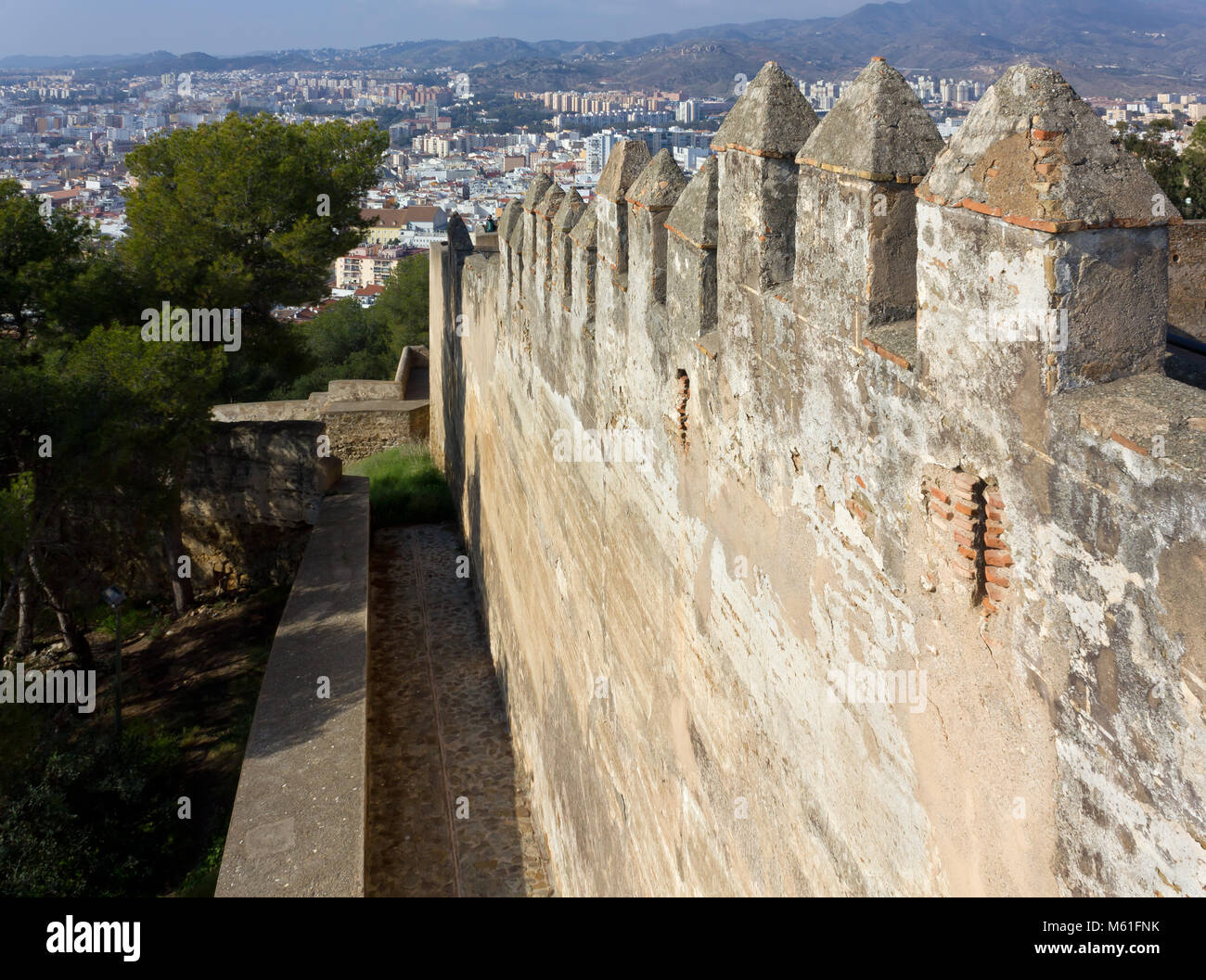 Medievale castello di Gibralfaro pareti e la città di Malaga, in Spagna, in background Foto Stock