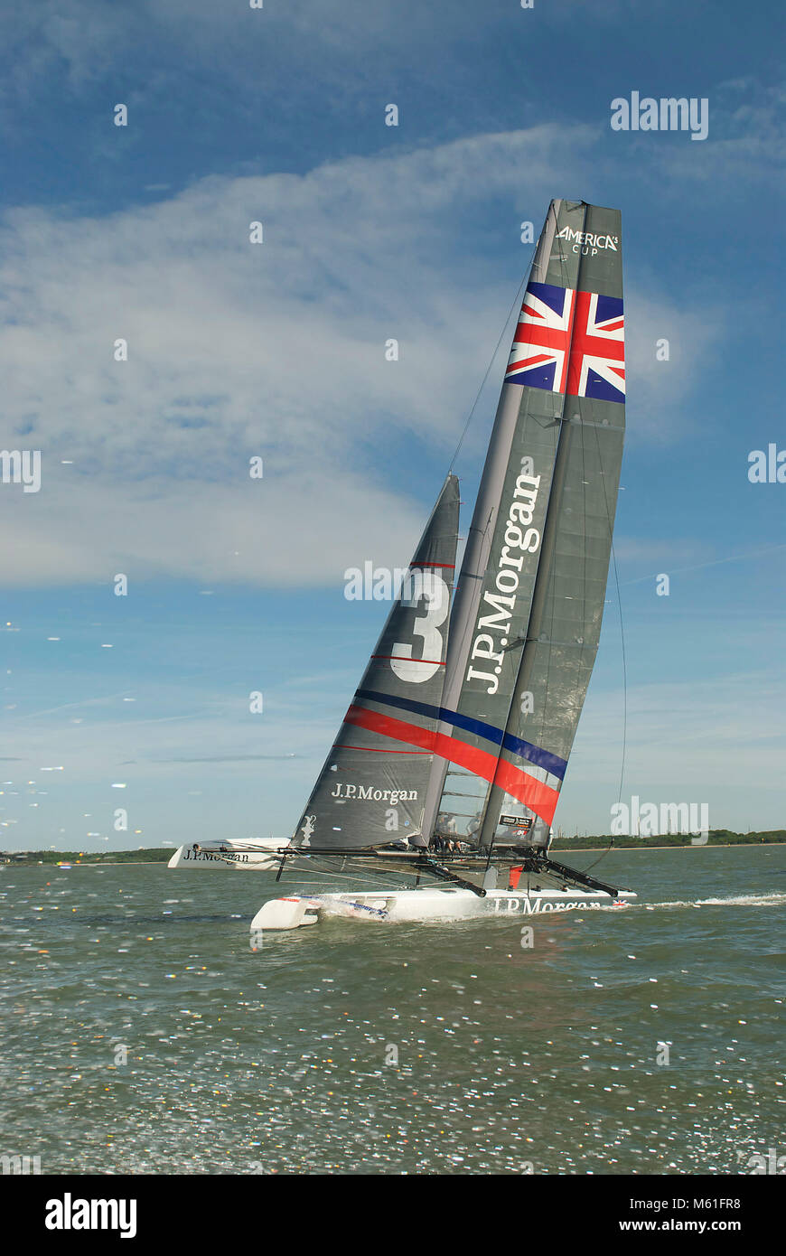 La classe America's Cup JP Morgan BAR gareggia nella Round the Island Race 2013. L'AC45 di Ben Ainslie ha stabilito un nuovo record di rotta di 2 ore e 52 minuti Foto Stock