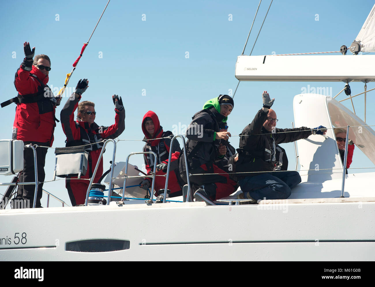 Equipaggio sullo yacht di classe Oceanis 58 Bon Venti che gareggia nella 2013 Round the Island Race Foto Stock