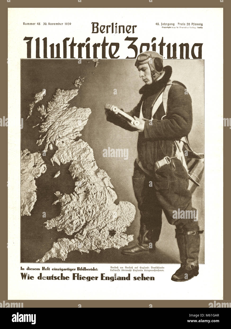 WW2 Propaganda nazista Vintage 1939 Tedesco illustrato Berliner Zeitung propaganda coperchio anteriore dell'immagine che mostra una Luftwaffe Nazista pilota di visualizzazione di una mappa di Inghilterra come egli vede in essa di un potenziale attacco Foto Stock
