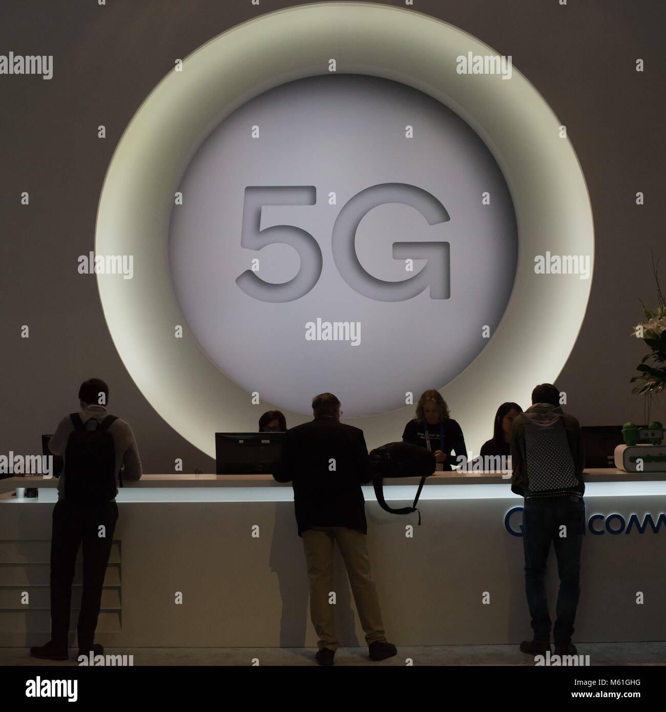 I membri del Congresso degli Stati Uniti imparare circa il nuovo 5G technology durante il secondo giorno dell'annuale Mobile World Congress, il mondo è più grande fiera del mobile in cui porta t Foto Stock