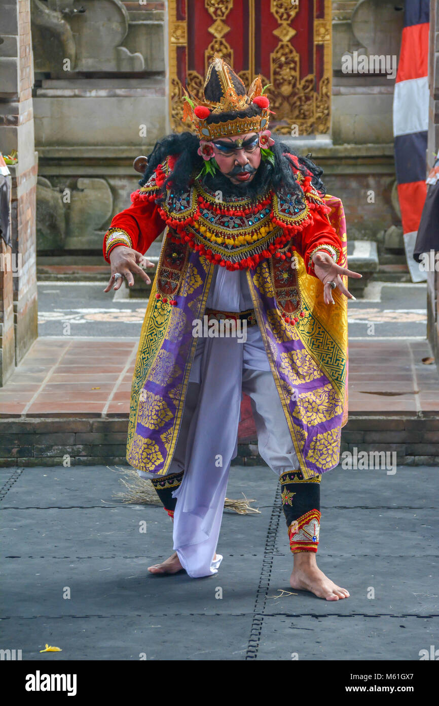 Locali Balinese eseguendo il Barong, a un mitico lion-creatura simile ad una tradizionale cerimonia di Bali. Foto Stock