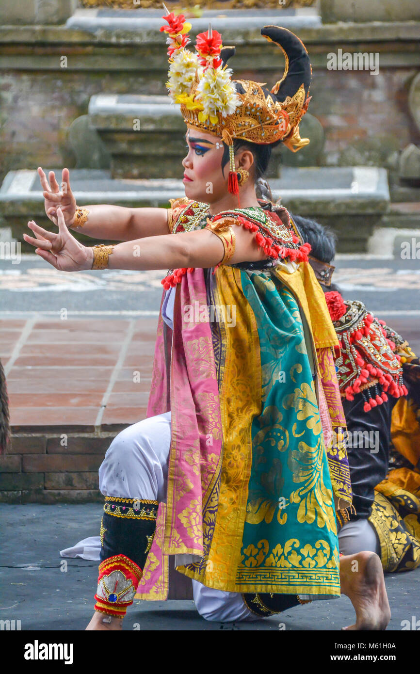 Locali Balinese eseguendo il Barong, a un mitico lion-creatura simile ad una tradizionale cerimonia di Bali. Foto Stock