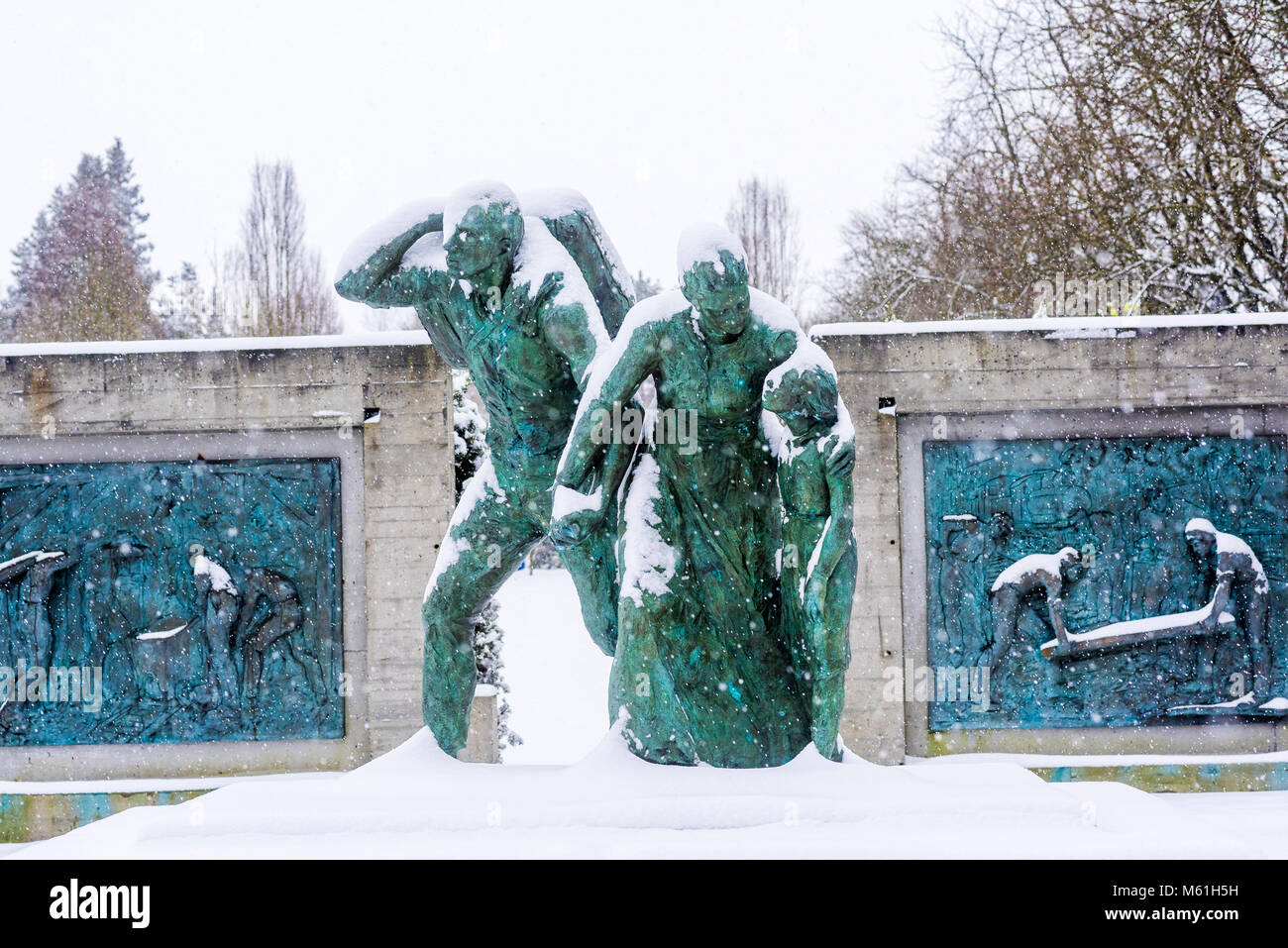 Neve su degli immigrati monumento commemorativo statua, il giardino italiano, "Il giardino italiano", Hastings Park, Vancouver, British Columbia, Canada Foto Stock