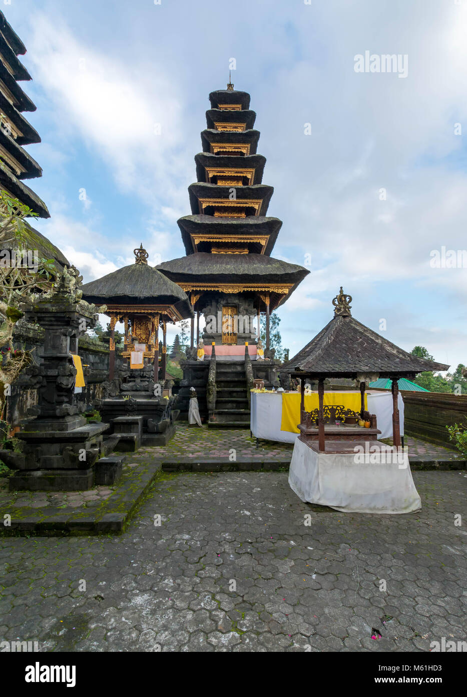 I visitatori possono esplorare le immense Pura Besakih Temple (aka Tempio madre di Besakih) Foto Stock