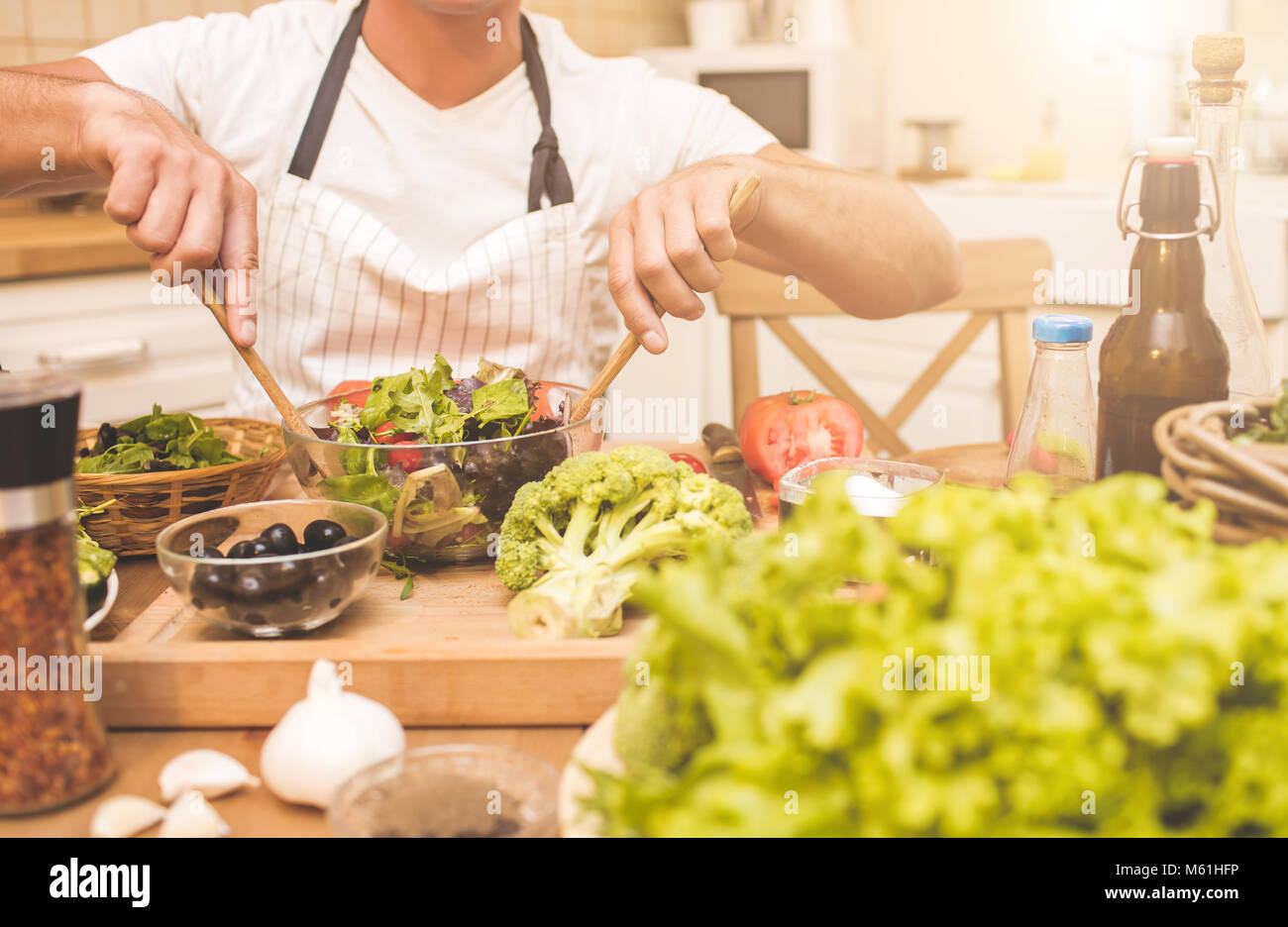 Chef di cucina uomo in cucina Foto Stock