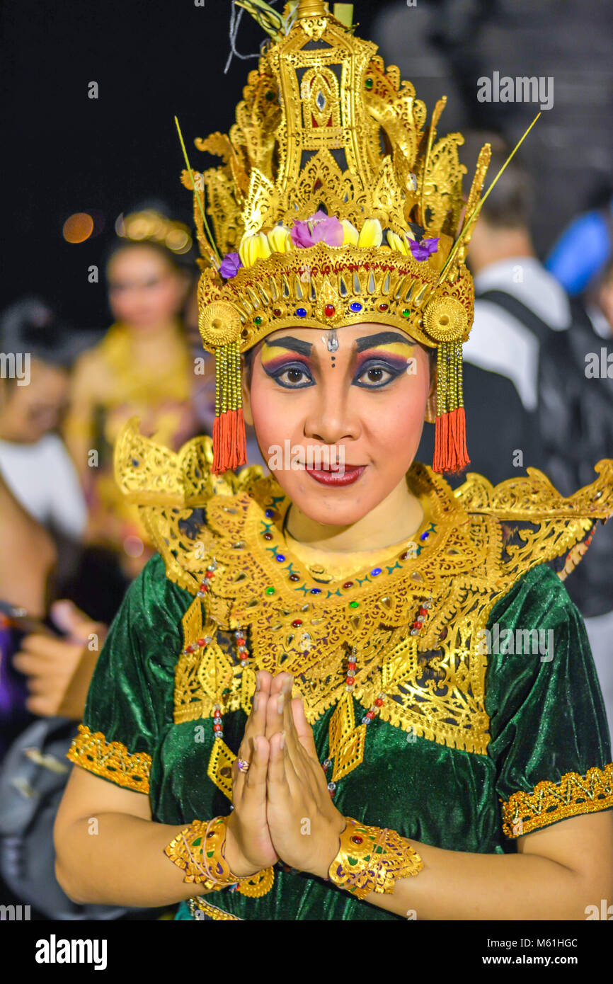 Ballerino di danza Balinese esegue kecak dance in Uluwatu Foto Stock
