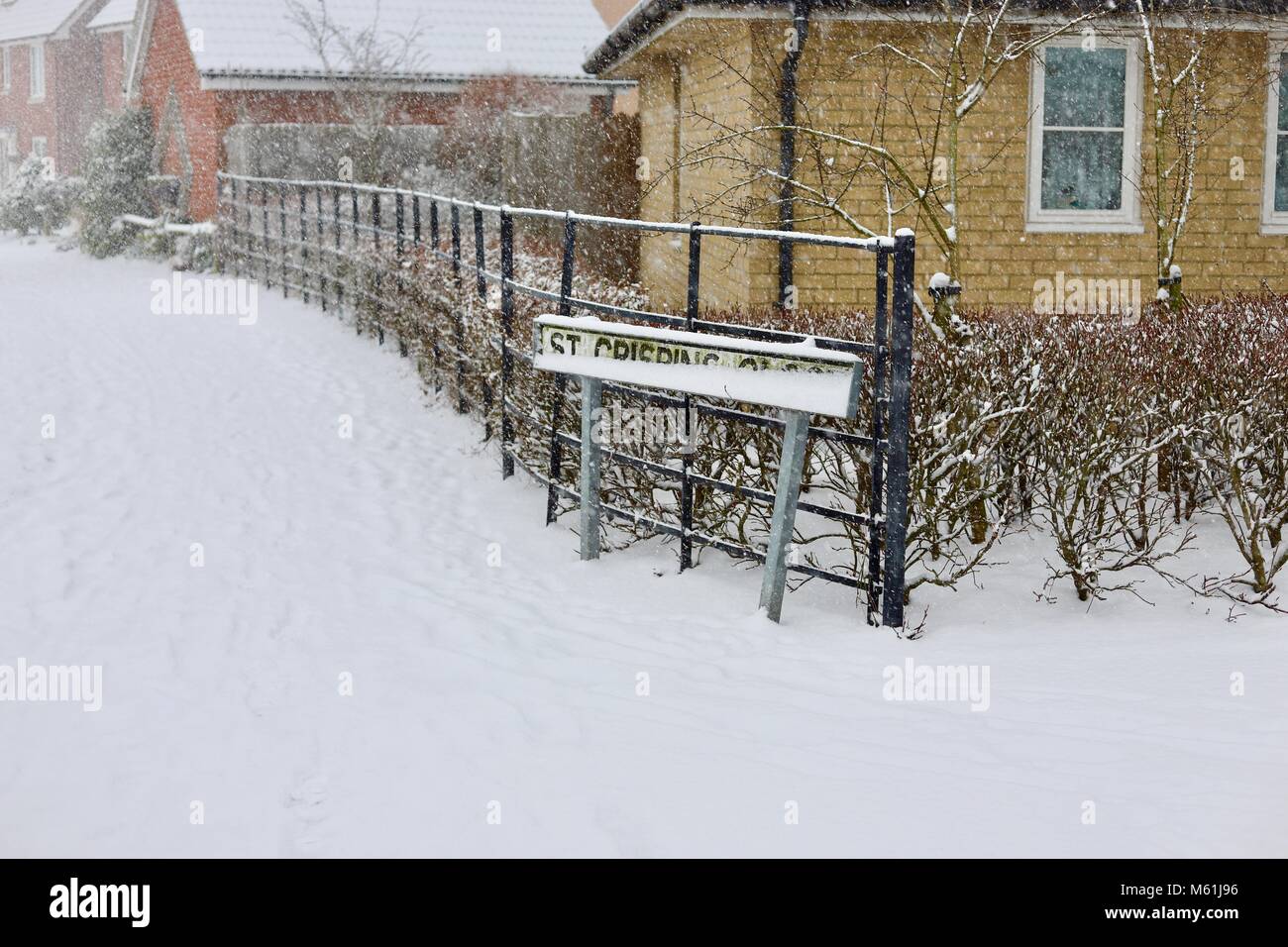 Neve in Kesgrave Suffolk durante il freddo snap noto come la bestia da est. St Crispins vicino cartello stradale metà coperti. Febbraio 2018. Foto Stock