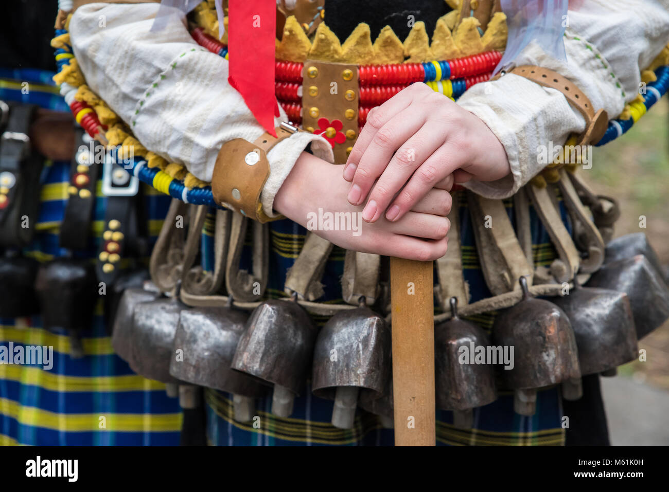 Cinghia di campane del ballerino rituale chiamato Kuker Bulgaria Foto Stock