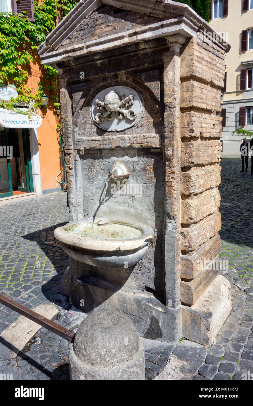Acqua pubblica fontana di Roma, 2017. Foto Stock